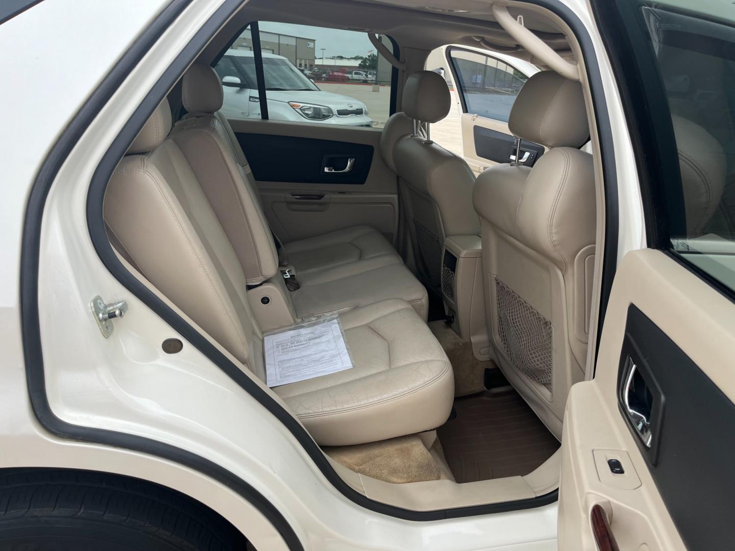 2005 white /TAN Cadillac SRX V6 (1GYEE637250) with an 3.6L V6 DOHC 24V engine, 5-Speed Automatic Overdrive transmission, located at 14700 Tomball Parkway 249, Houston, TX, 77086, (281) 444-2200, 29.928619, -95.504074 - Photo#13